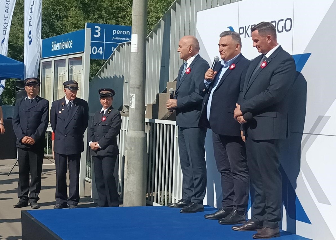 Lokomotywa PKP Cargo ozdobiona wizerunkiem Jana Kozietulskiego i herbem Skierniewic [ZDJĘCIA]