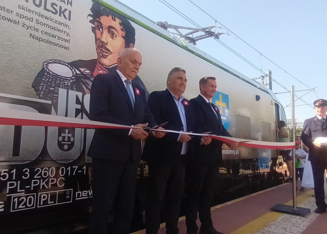 Lokomotywa PKP Cargo ozdobiona wizerunkiem Jana Kozietulskiego i herbem Skierniewic [ZDJĘCIA]