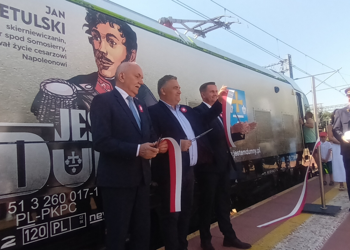 Lokomotywa PKP Cargo ozdobiona wizerunkiem Jana Kozietulskiego i herbem Skierniewic [ZDJĘCIA]