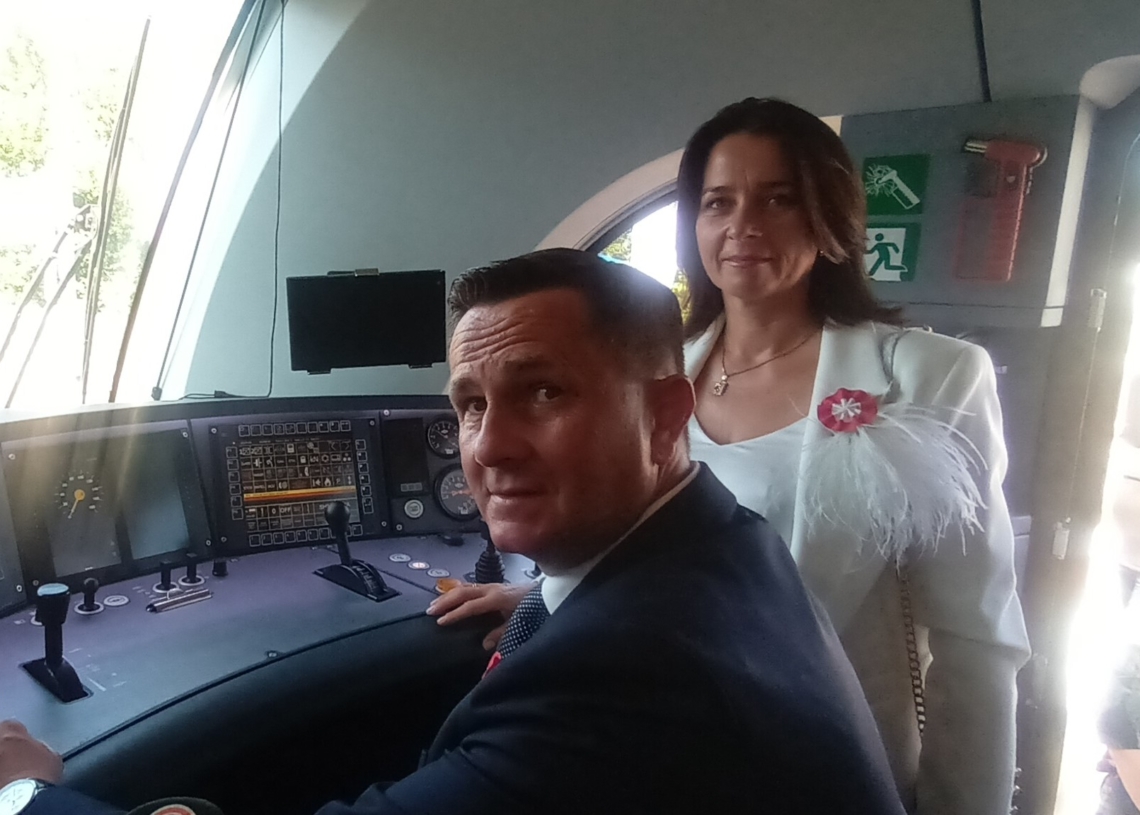 Lokomotywa PKP Cargo ozdobiona wizerunkiem Jana Kozietulskiego i herbem Skierniewic [ZDJĘCIA]