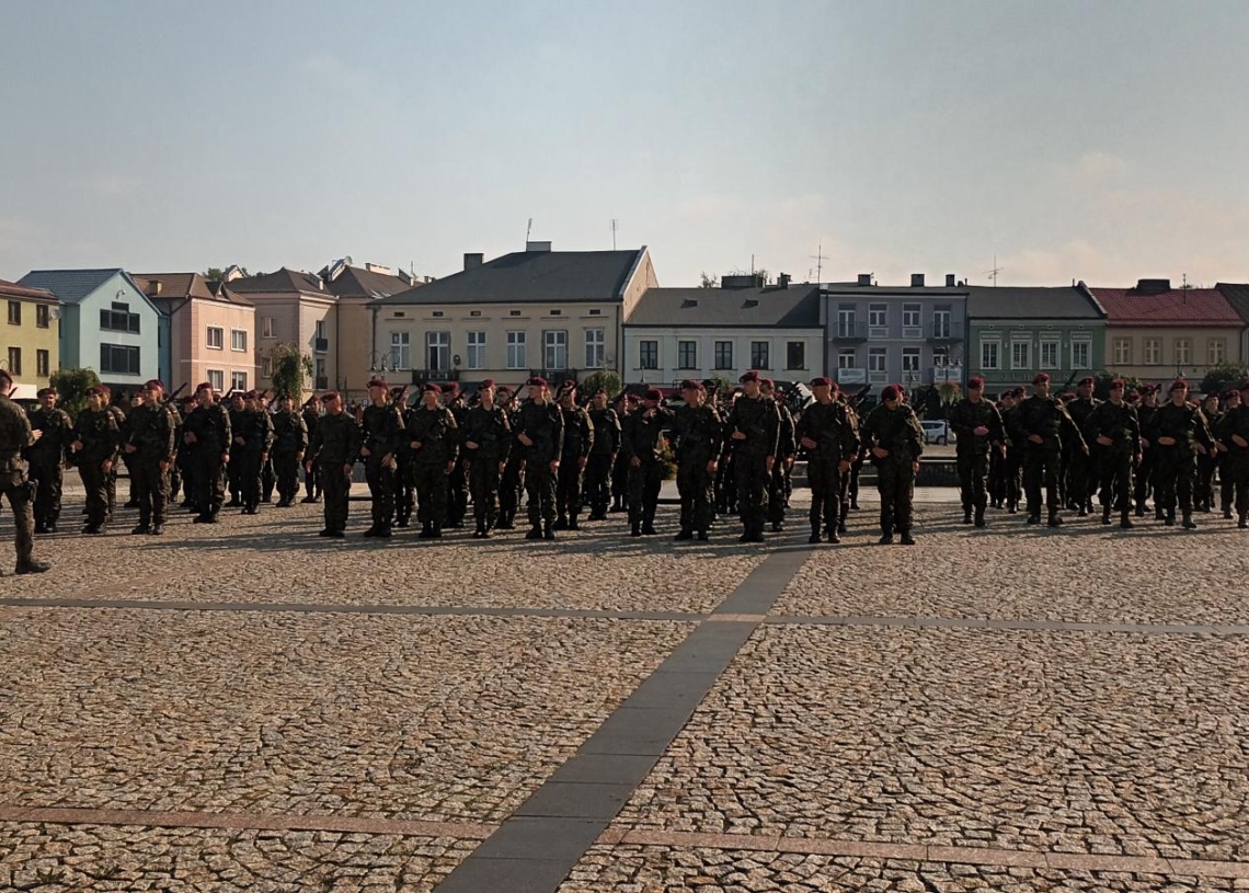 Przysięga w Skierniewicach. 90 żołnierzy pasywnej rezerwy złożyło ślubowanie [ZDJĘCIA]