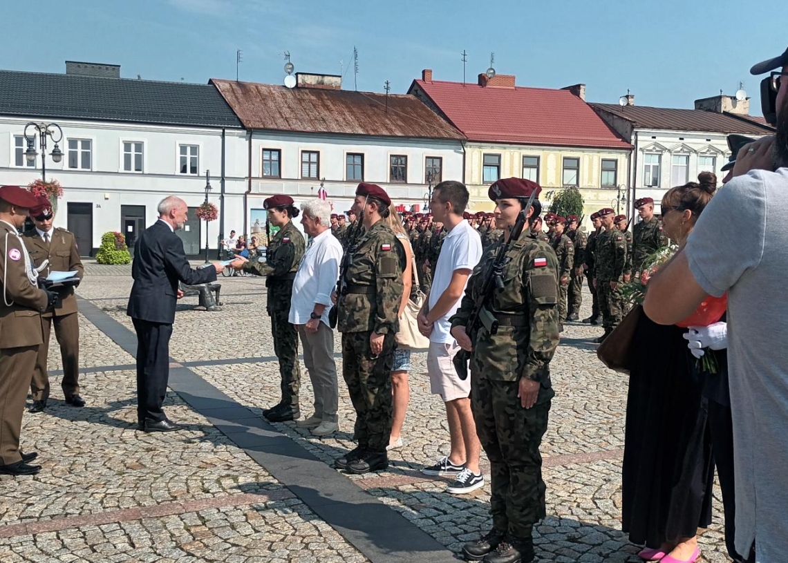 Przysięga w Skierniewicach. 90 żołnierzy pasywnej rezerwy złożyło ślubowanie [ZDJĘCIA]
