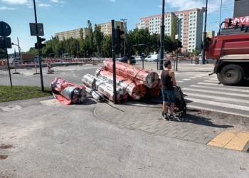 Wypadek na Rydza-Śmigłego w Łodzi. Pijanemu kierowcy wypadły materiały budowlane