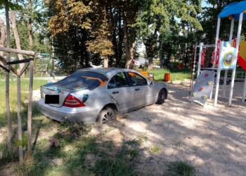 Pijany kierowca wjechał na teren placu zabaw. Fot. KPP w Pabianicach