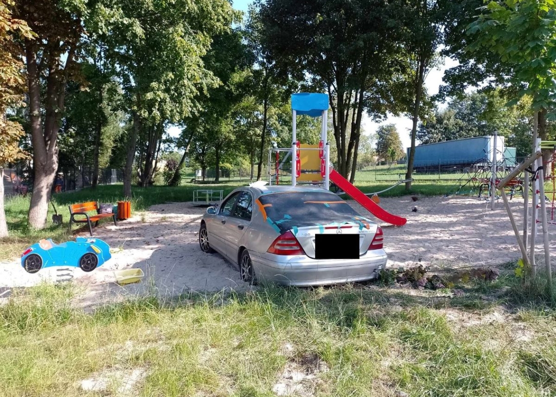 Pijany kierowca wjechał na teren placu zabaw. Fot. KPP w Pabianicach