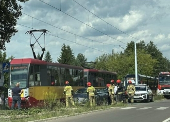 kolizja osobówki z tramwajem