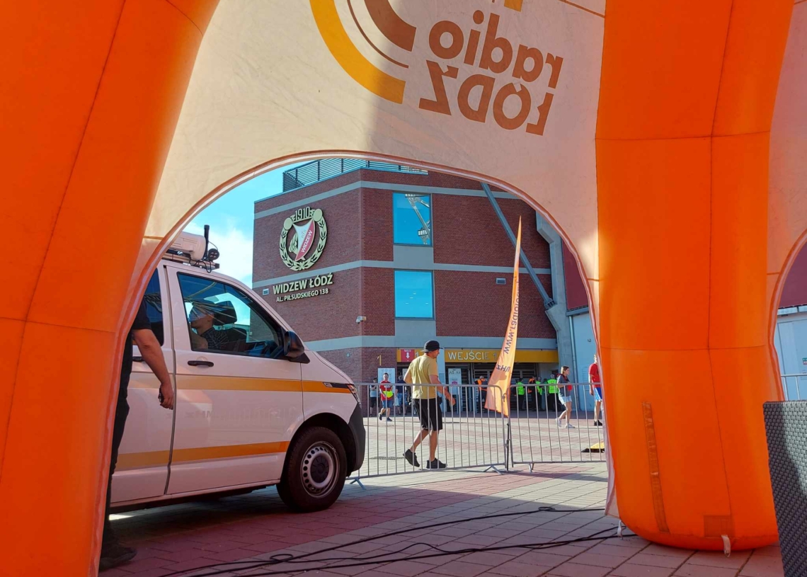 69. derby Łodzi. Plenerowe studio Radia Łódź przed stadionem Widzewa [ROZMOWY]