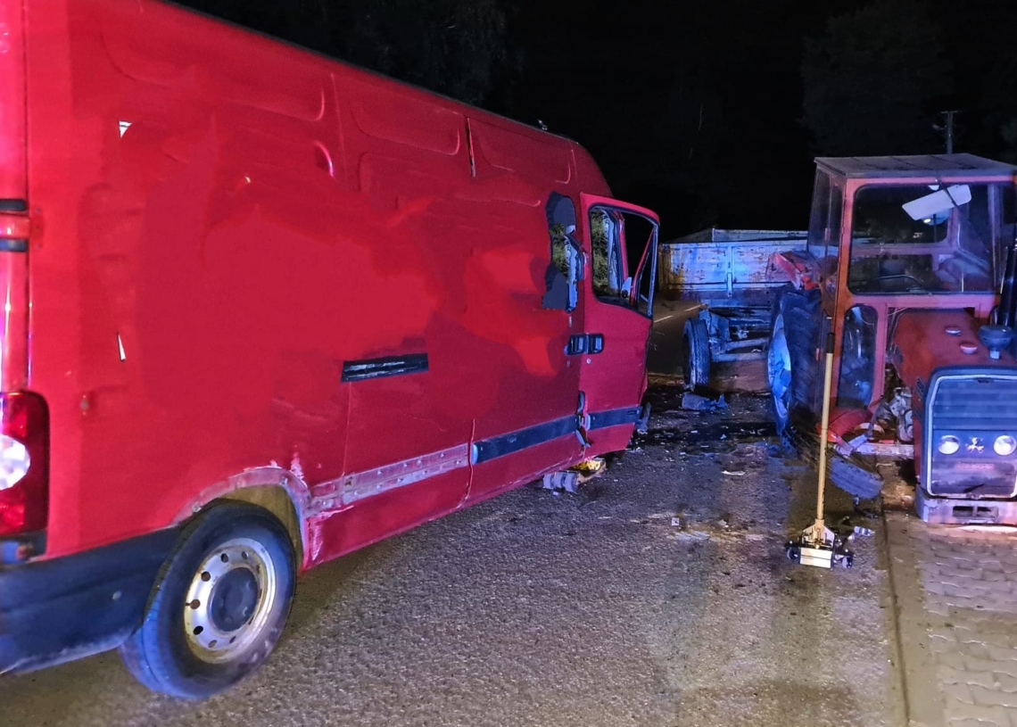 Wypadek w Kobielach Wielkich. Pijany 49-letni kierowca busa zderzył się z traktorem