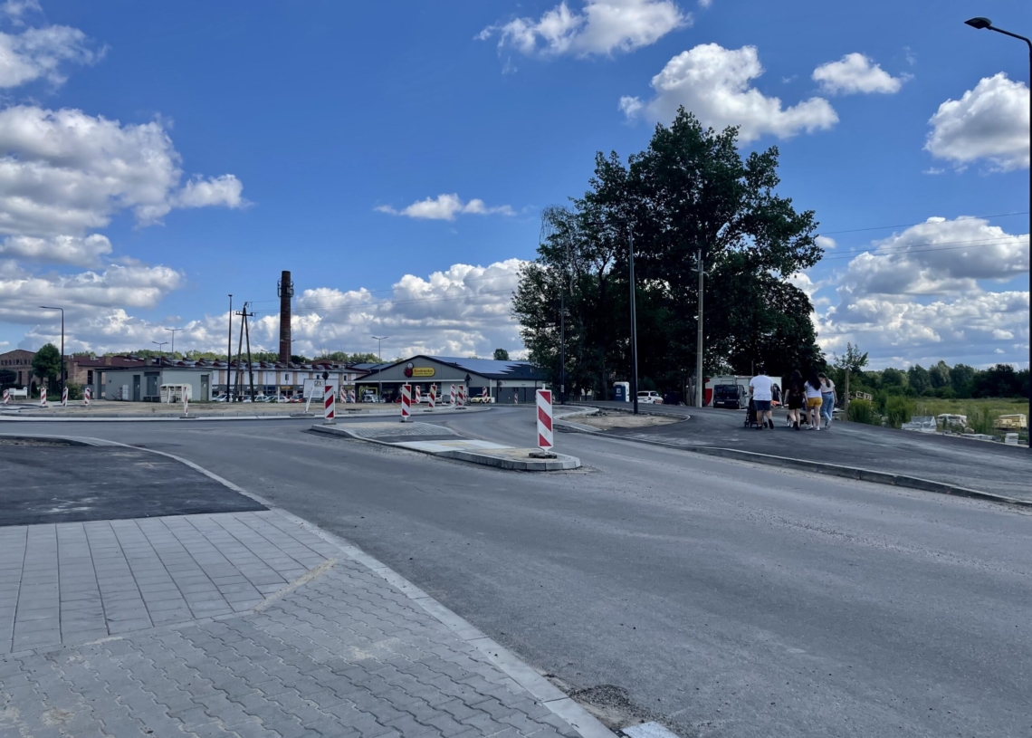 Budowa ronda u zbiegu ulic Pomorskiej, Krokusowej i Edwarda trwa już 7 miesięcy [ZDJĘCIA + WIDEO]