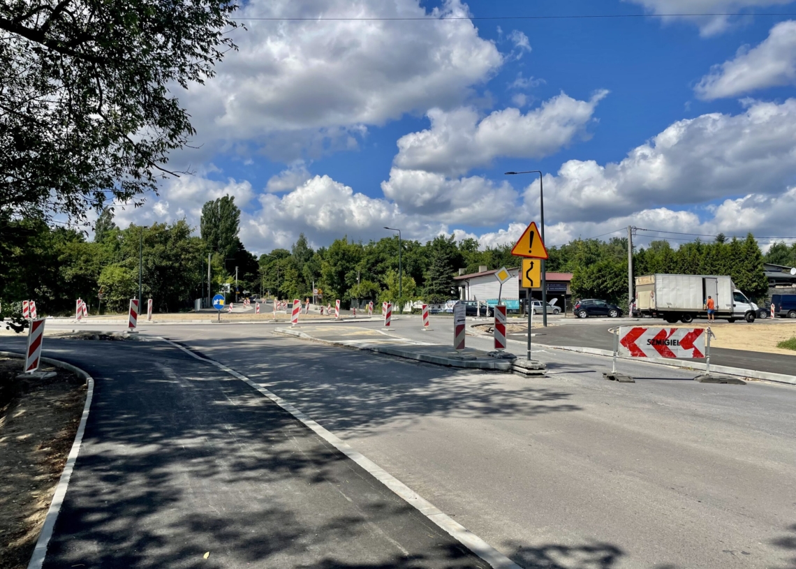 Budowa ronda u zbiegu ulic Pomorskiej, Krokusowej i Edwarda trwa już 7 miesięcy [ZDJĘCIA + WIDEO]