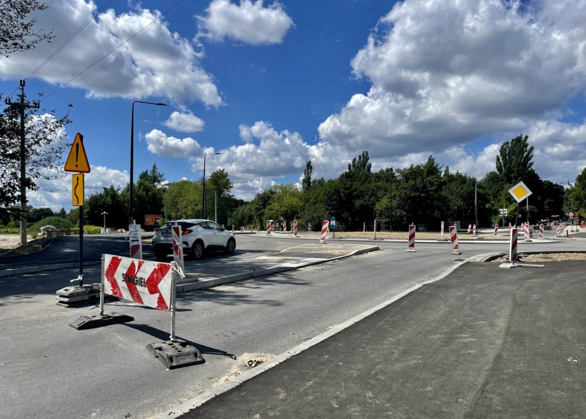 Budowa ronda u zbiegu ulic Pomorskiej, Krokusowej i Edwarda trwa już 7 miesięcy [ZDJĘCIA + WIDEO]