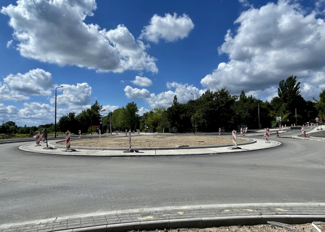Budowa ronda u zbiegu ulic Pomorskiej, Krokusowej i Edwarda trwa już 7 miesięcy [ZDJĘCIA + WIDEO]