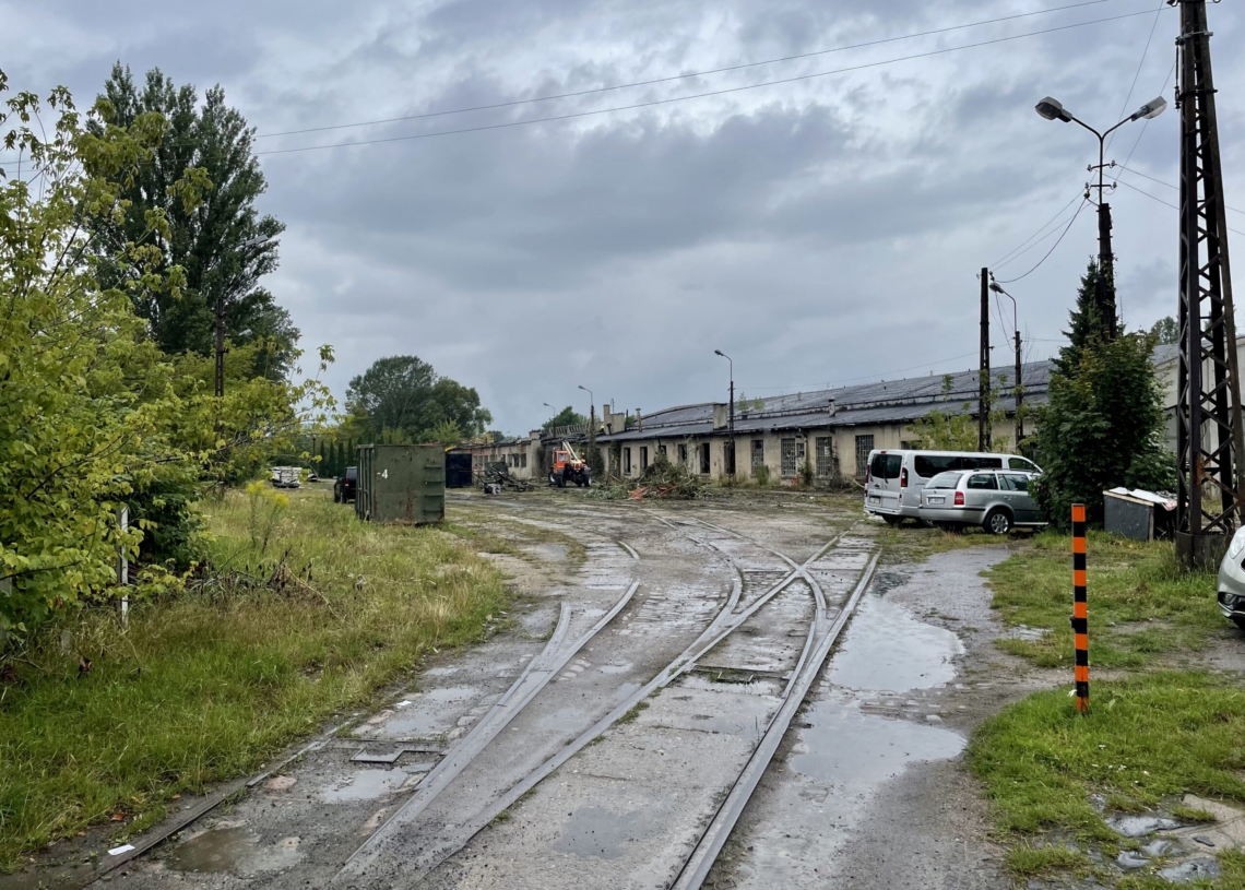 Budowa Zakładu Techniki MPK-Łódź na Helenówku. Rozpoczyna się rozbiórka dachu zabytkowej hali w dawnej zajezdni