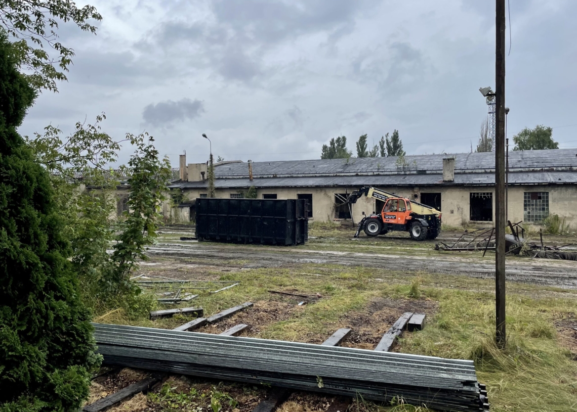 Budowa Zakładu Techniki MPK-Łódź na Helenówku. Rozpoczyna się rozbiórka dachu zabytkowej hali w dawnej zajezdni