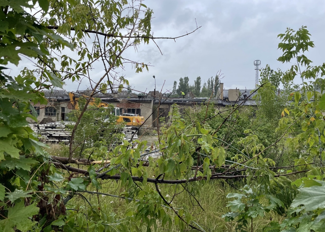 Budowa Zakładu Techniki MPK-Łódź na Helenówku. Rozpoczyna się rozbiórka dachu zabytkowej hali w dawnej zajezdni