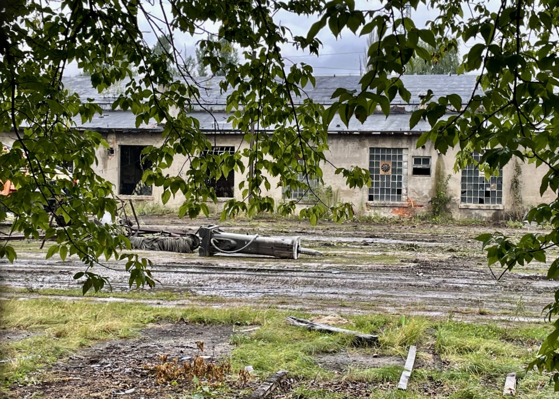 Budowa Zakładu Techniki MPK-Łódź na Helenówku. Rozpoczyna się rozbiórka dachu zabytkowej hali w dawnej zajezdni