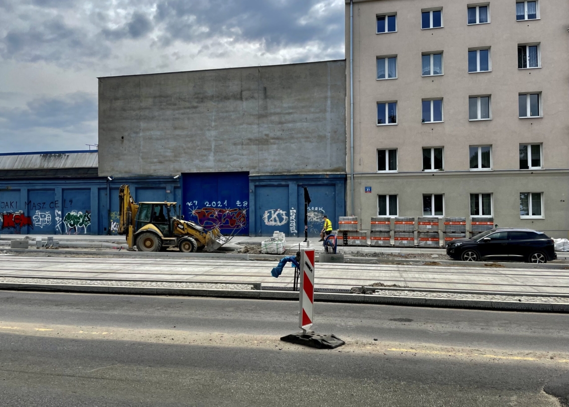 Modernizacja ulicy Północnej. Nowe torowisko jest już ułożone na niemal całej długości [ZDJĘCIA + WIDEO]
