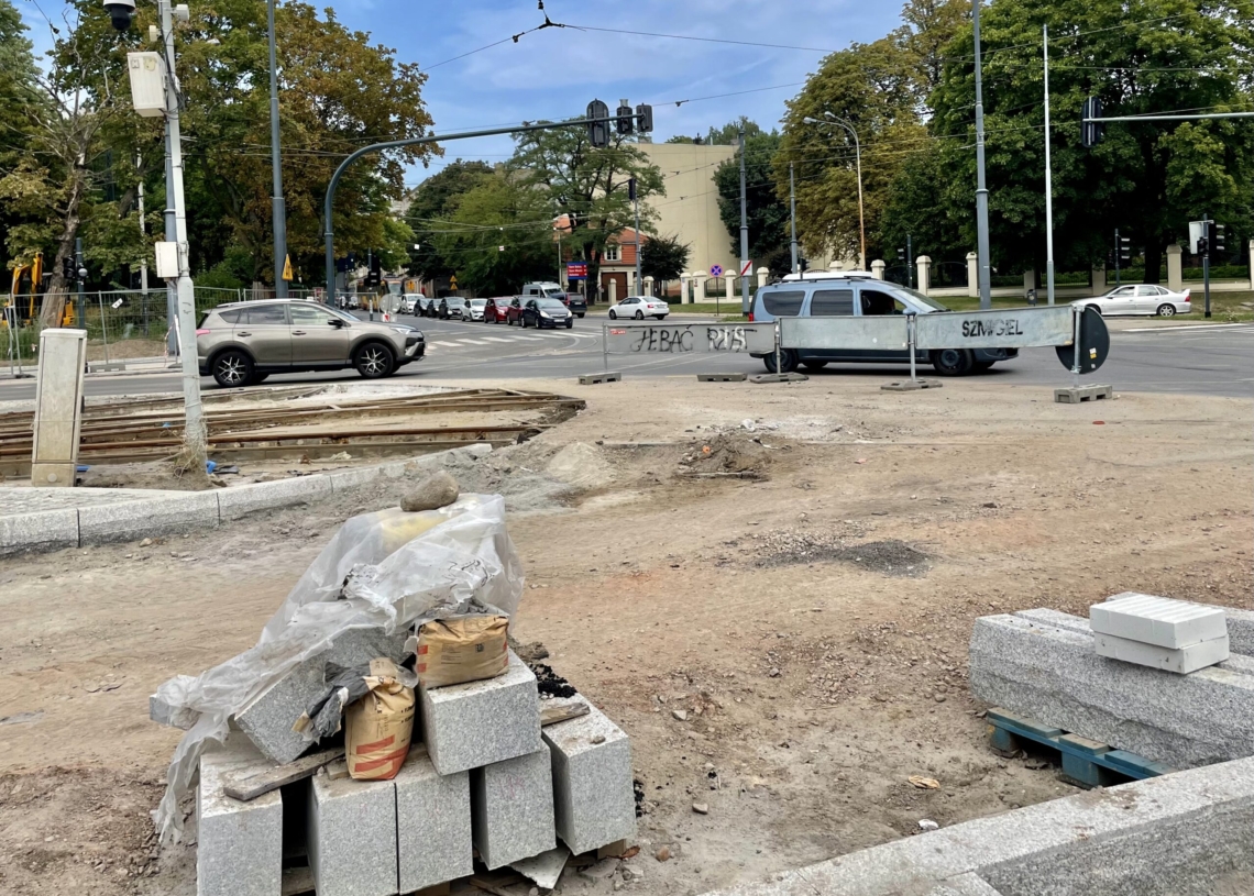Modernizacja ulicy Północnej. Nowe torowisko jest już ułożone na niemal całej długości [ZDJĘCIA + WIDEO]