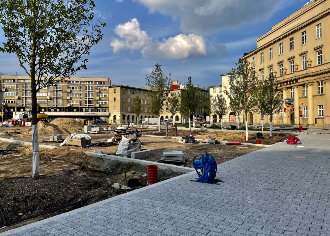 Przebudowa Placu Wolności. W końcu układane jest torowisko [ZDJĘCIA + WIDEO]