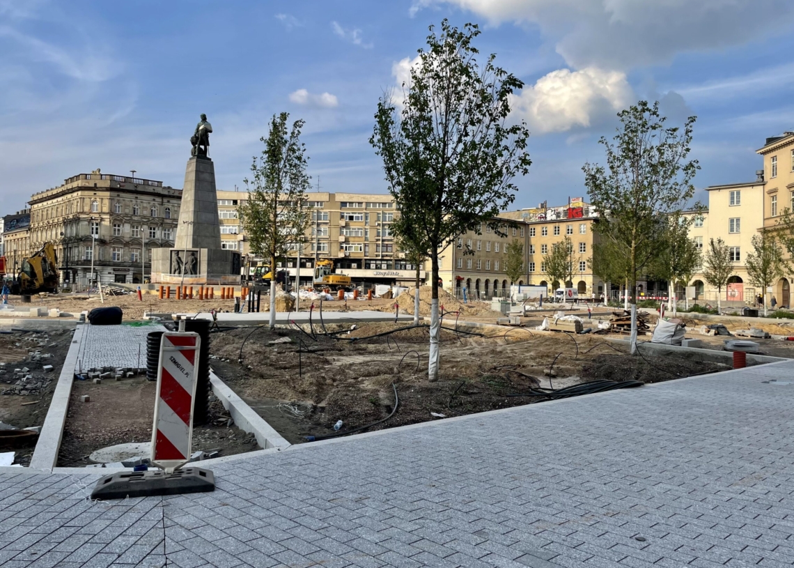 Przebudowa Placu Wolności. W końcu układane jest torowisko [ZDJĘCIA + WIDEO]