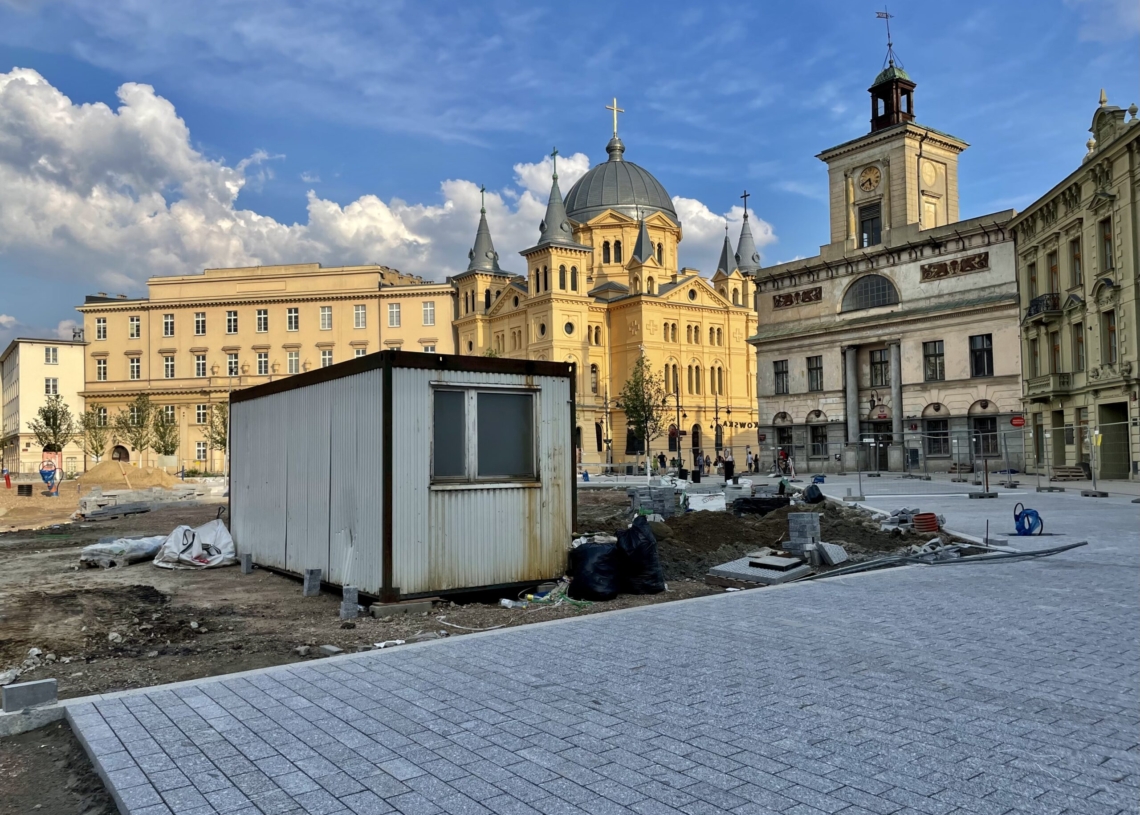 Przebudowa Placu Wolności. W końcu układane jest torowisko [ZDJĘCIA + WIDEO]