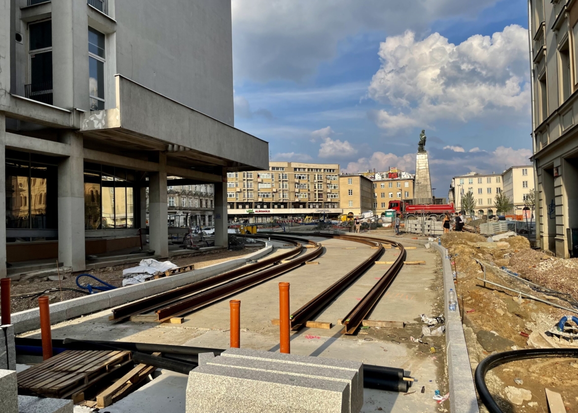 Przebudowa Placu Wolności. W końcu układane jest torowisko [ZDJĘCIA + WIDEO]