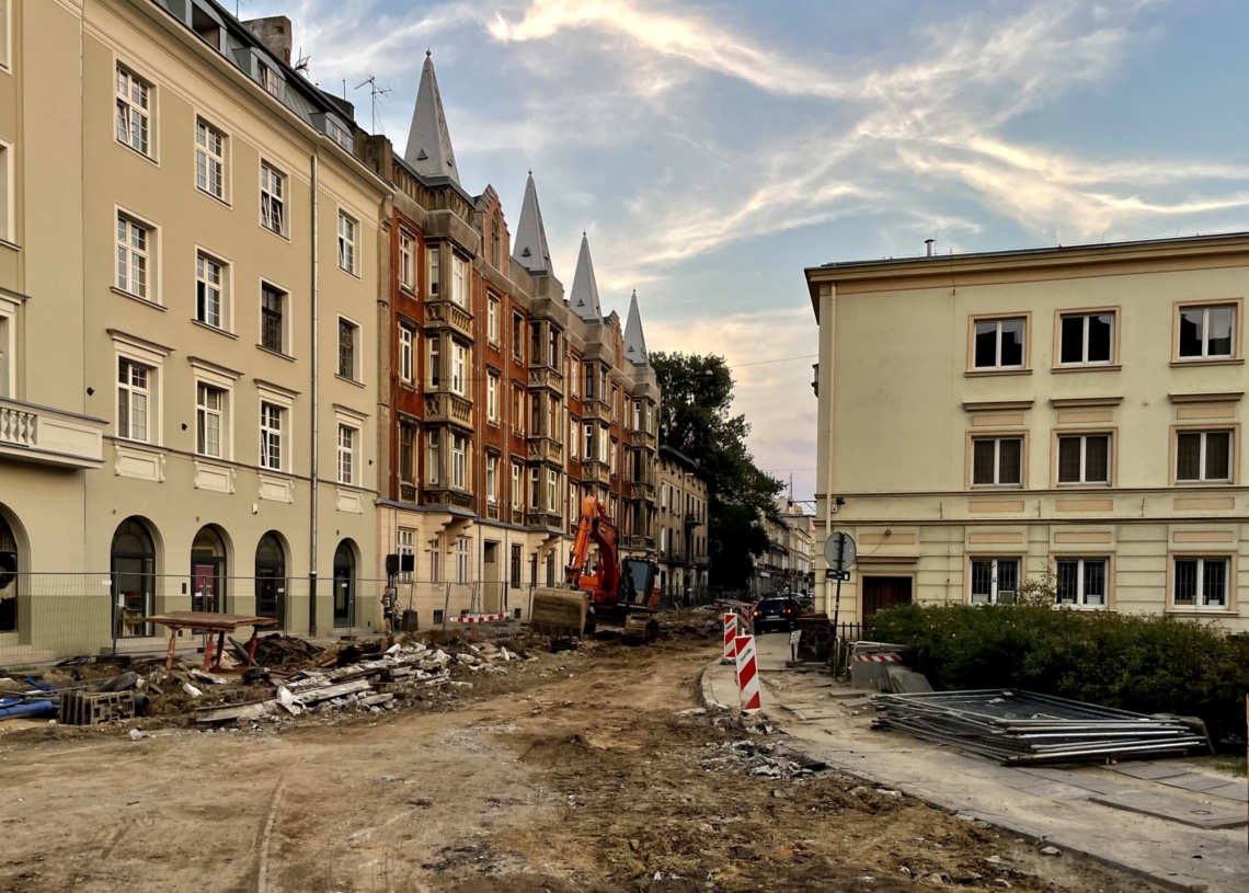 Modernizacja ulicy Legionów. Podbudowa pod torowisko wylana na 2 odcinkach [ZDJĘCIA + WIDEO]