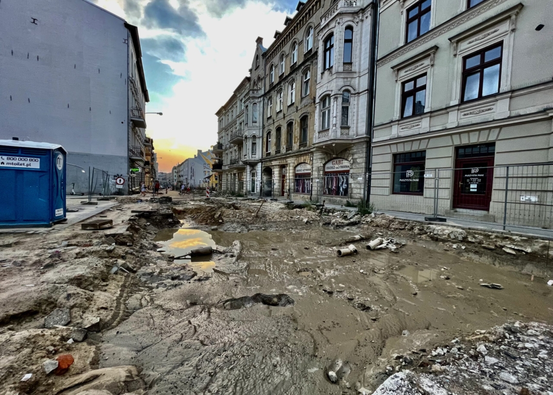 Modernizacja ulicy Legionów. Podbudowa pod torowisko wylana na 2 odcinkach [ZDJĘCIA + WIDEO]