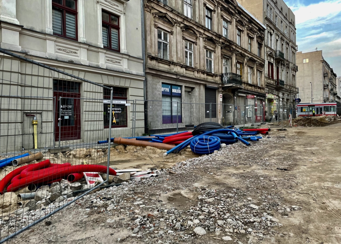 Modernizacja ulicy Legionów. Podbudowa pod torowisko wylana na 2 odcinkach [ZDJĘCIA + WIDEO]