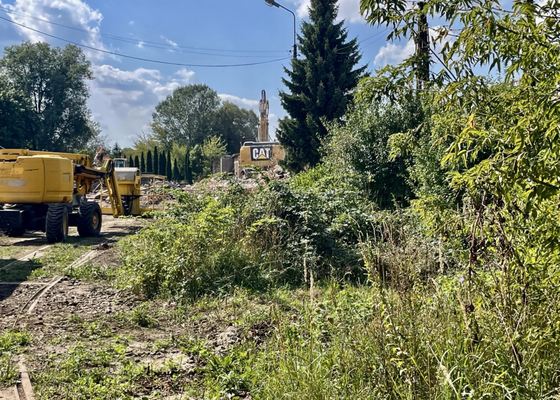 Trwa rozbiórka dawnej zajezdni na Helenówku. W jej miejscu powstanie Zakład Techniki MPK-Łódź [ZDJECIA+WIDEO]