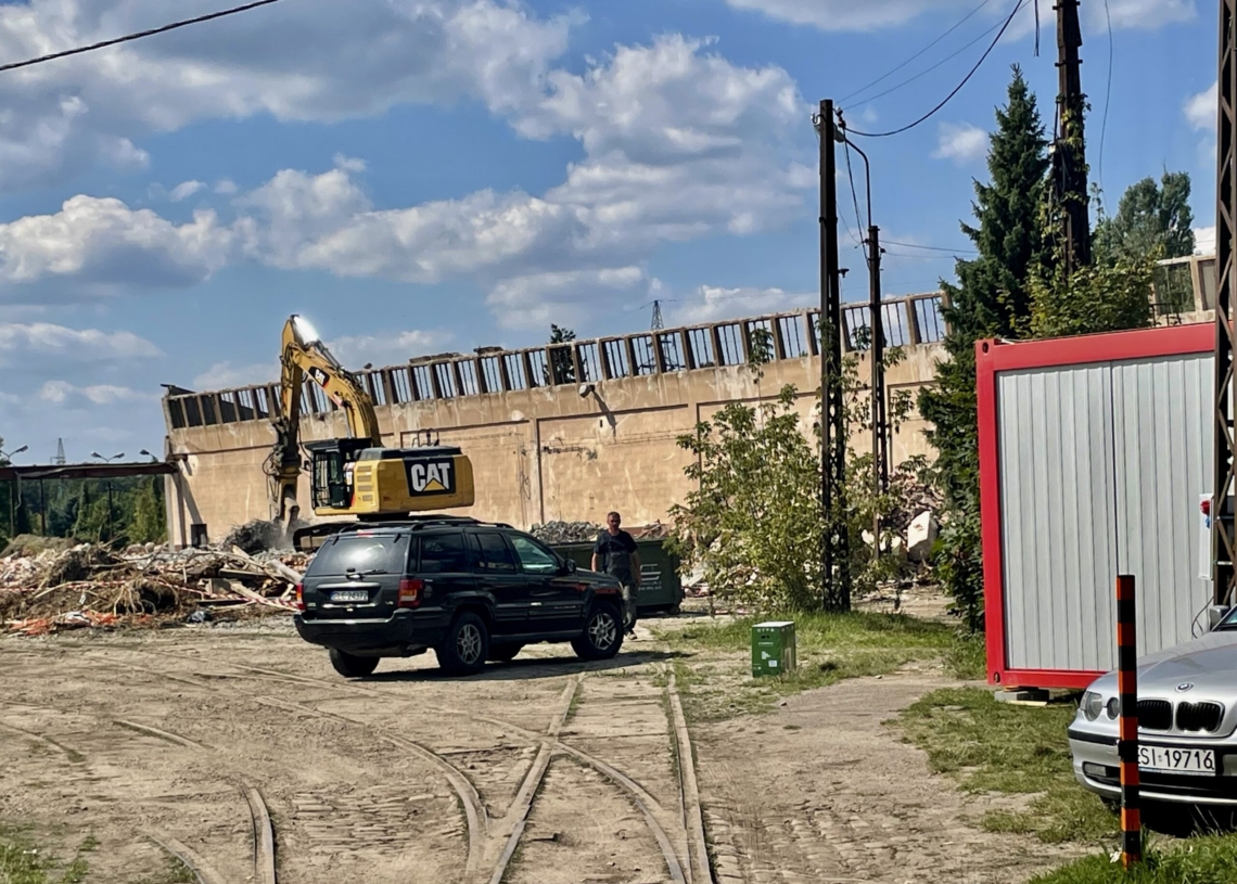 Trwa rozbiórka dawnej zajezdni na Helenówku. W jej miejscu powstanie Zakład Techniki MPK-Łódź [ZDJECIA+WIDEO]