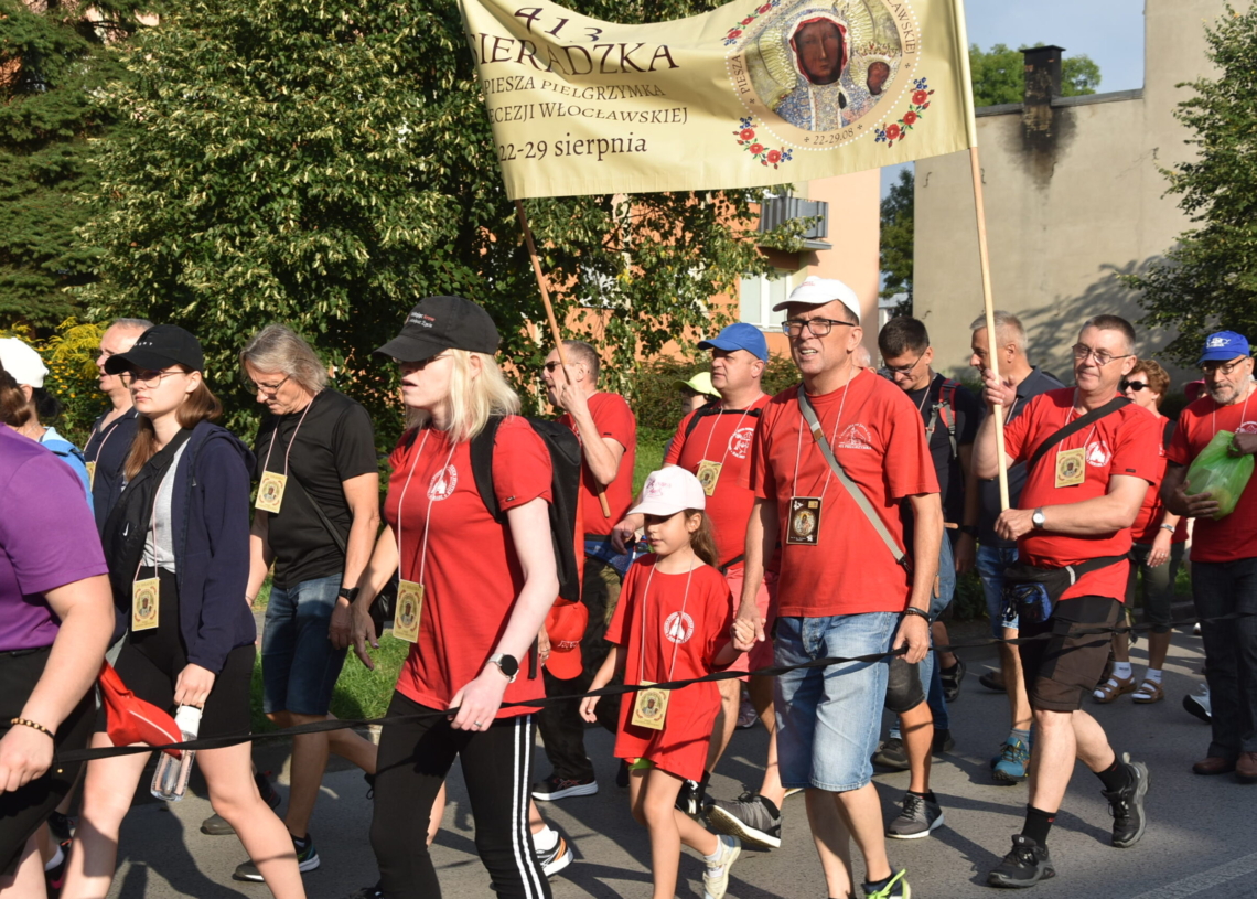 Pielgrzymki na Jasną Górę z Łódzkiego. Ponad 500 pątników z Sieradza, 163 z Koluszek [ZDJĘCIA + WIDEO]