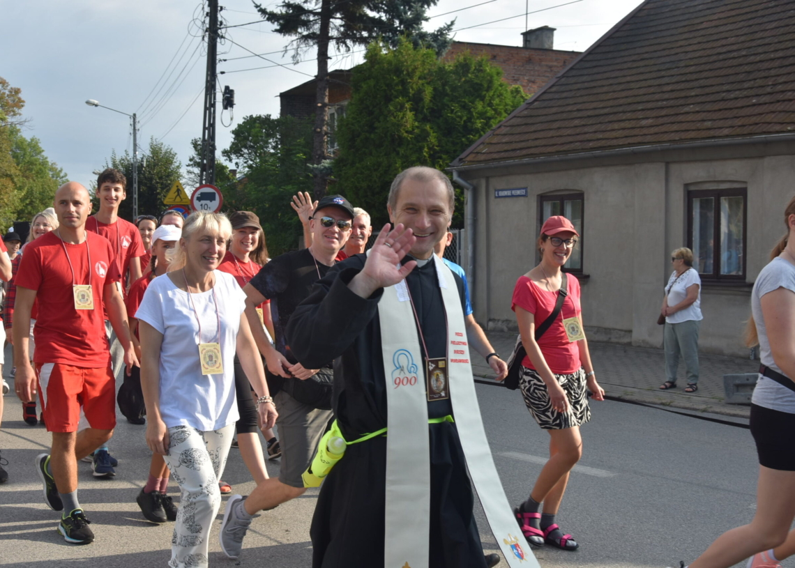 Pielgrzymki na Jasną Górę z Łódzkiego. Ponad 500 pątników z Sieradza, 163 z Koluszek [ZDJĘCIA + WIDEO]