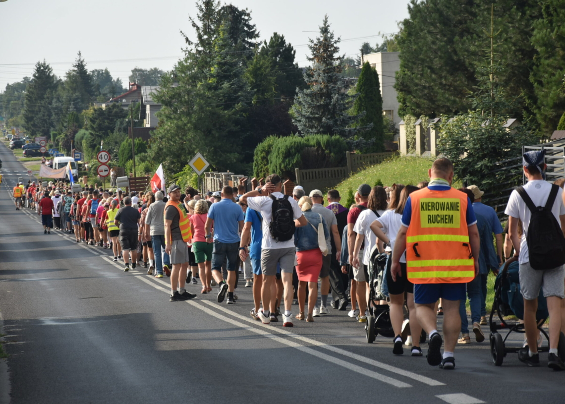 Pielgrzymki na Jasną Górę z Łódzkiego. Ponad 500 pątników z Sieradza, 163 z Koluszek [ZDJĘCIA + WIDEO]