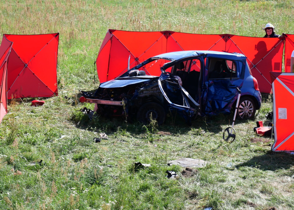Tragiczny wypadek na DK74. 2 osoby nie żyją
