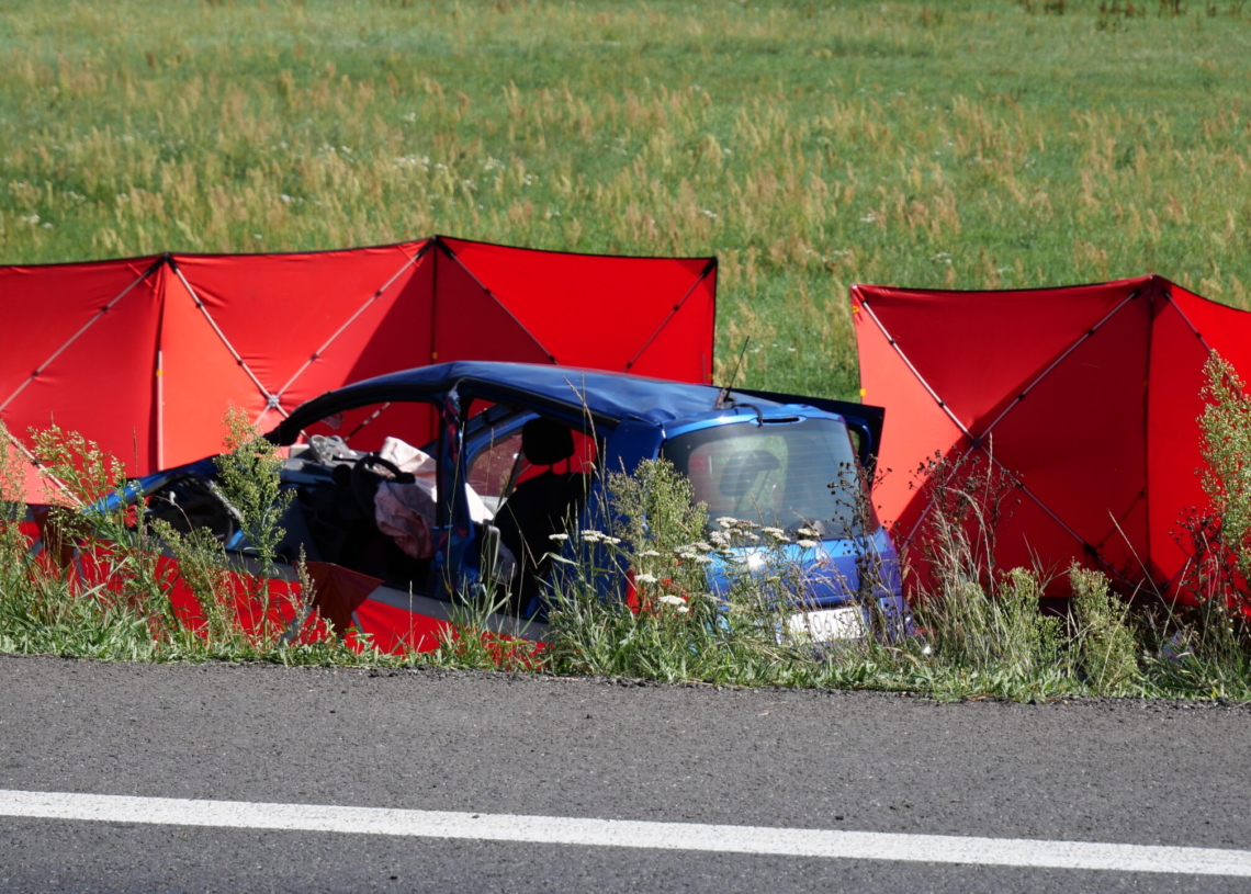 Tragiczny wypadek na DK74. 2 osoby nie żyją
