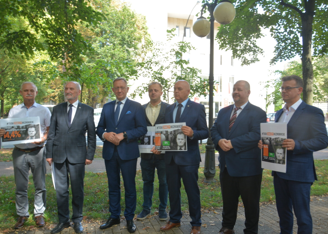Tusk znaczy bezrobocie - konferencja prasowa w Tomaszowie Mazowieckim