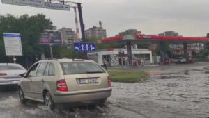 Oberwanie chmury nad Łodzią. Zalane ulice i jeden z oddziałów ICZMP. Strażacy interweniowali ponad 50 razy 10 Wlokniarzy stacja