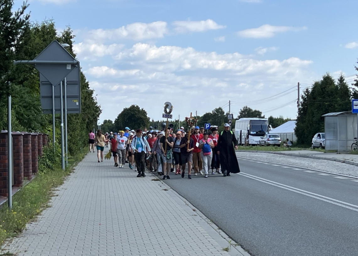 98. Piesza Pielgrzymka Łódzka. Przed pątnikami ostatnie kilometry w drodze do Częstochowy