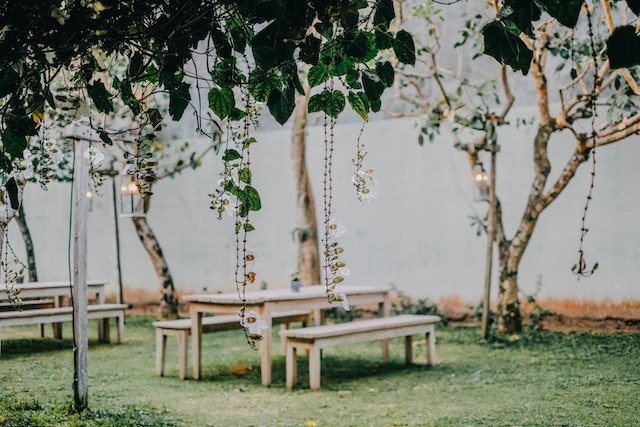 Jak przygotować ogród na wieczorne garden party? 4 inspiracje