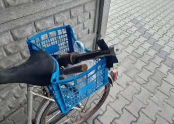 Zduńska Wola. Wiózł pocisk na rowerze