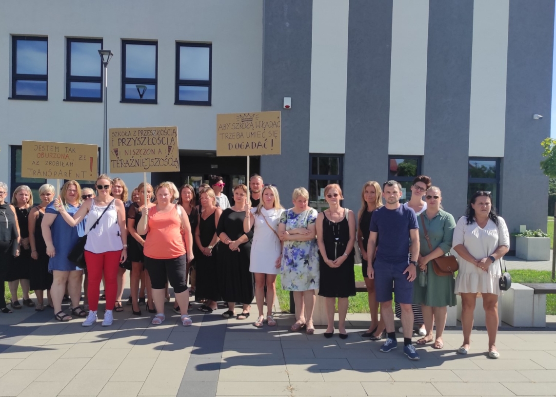 Protest w Justynowie. Nauczyciele i rodzice domagają się dymisji dyrektor szkoły
