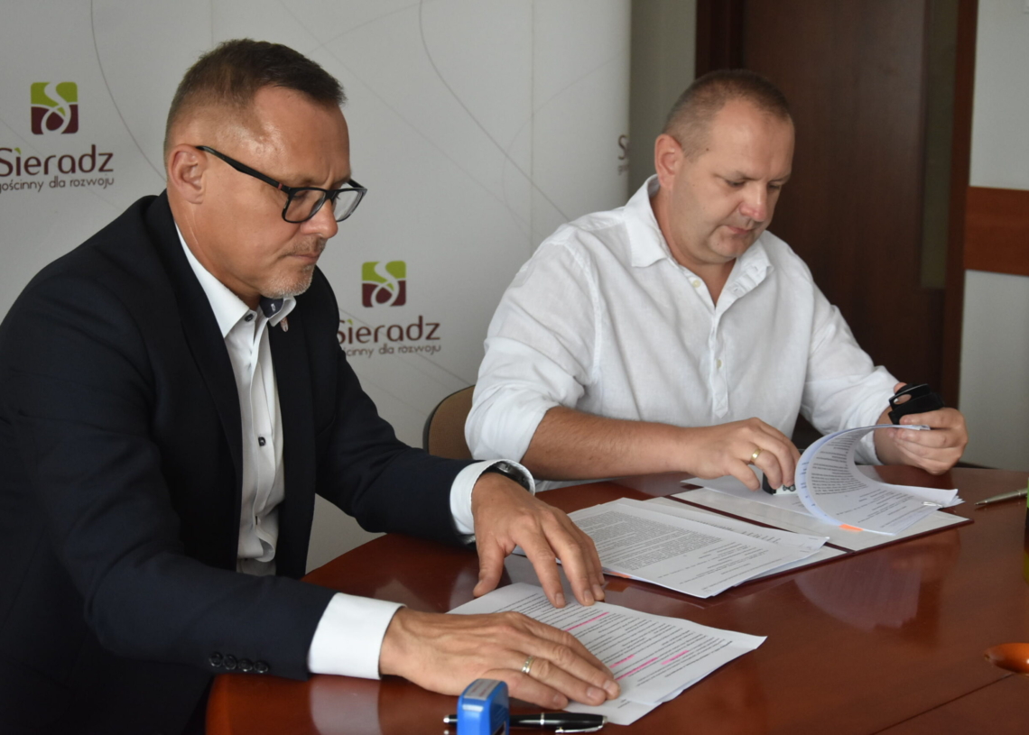 Panele fotowoltaiczne na dachu budynku sieradzkiego magistratu. Podpisano umowę 1 Panele fotowoltaiczne na budynku sieradzkiego magistratu