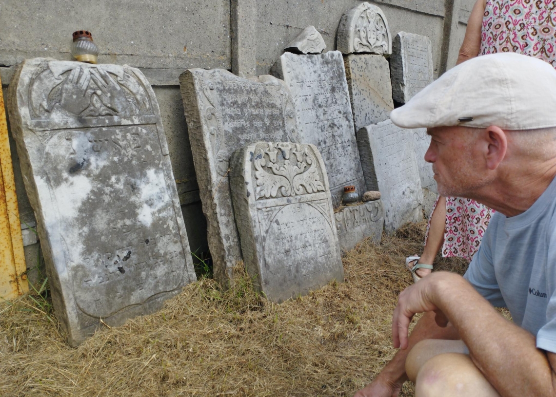 Przedstawiciele Stowarzyszenia IKAR uhonorowani za ocalenie kirkutu w Widawie