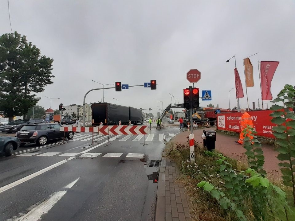 Utrudnienia na DK45 w Wieluniu. Zapadła się jezdnia 1 Utrudnienia na DK45 w Wieluniu. Zapadła się jezdnia
