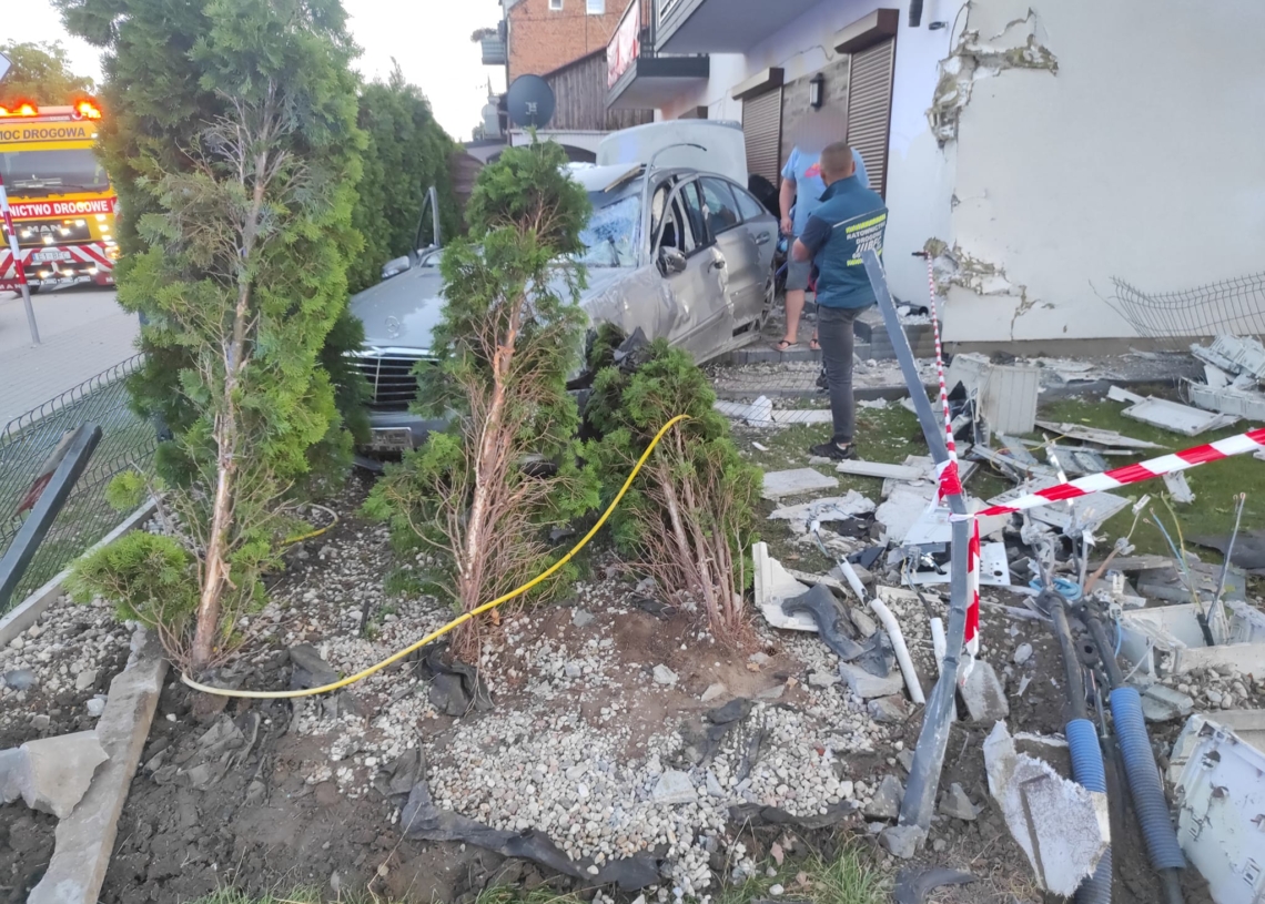 Wjechał mercedesem w dom. Groźny wypadek w Kutnie 1 Kutno. Wjechał mercedesem w dom