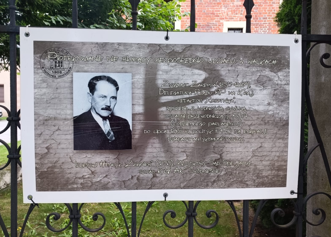 Plenerowa ekspozycja na parkanie piotrkowskiego muzeum. Pamięć o Powstaniu Warszawskim