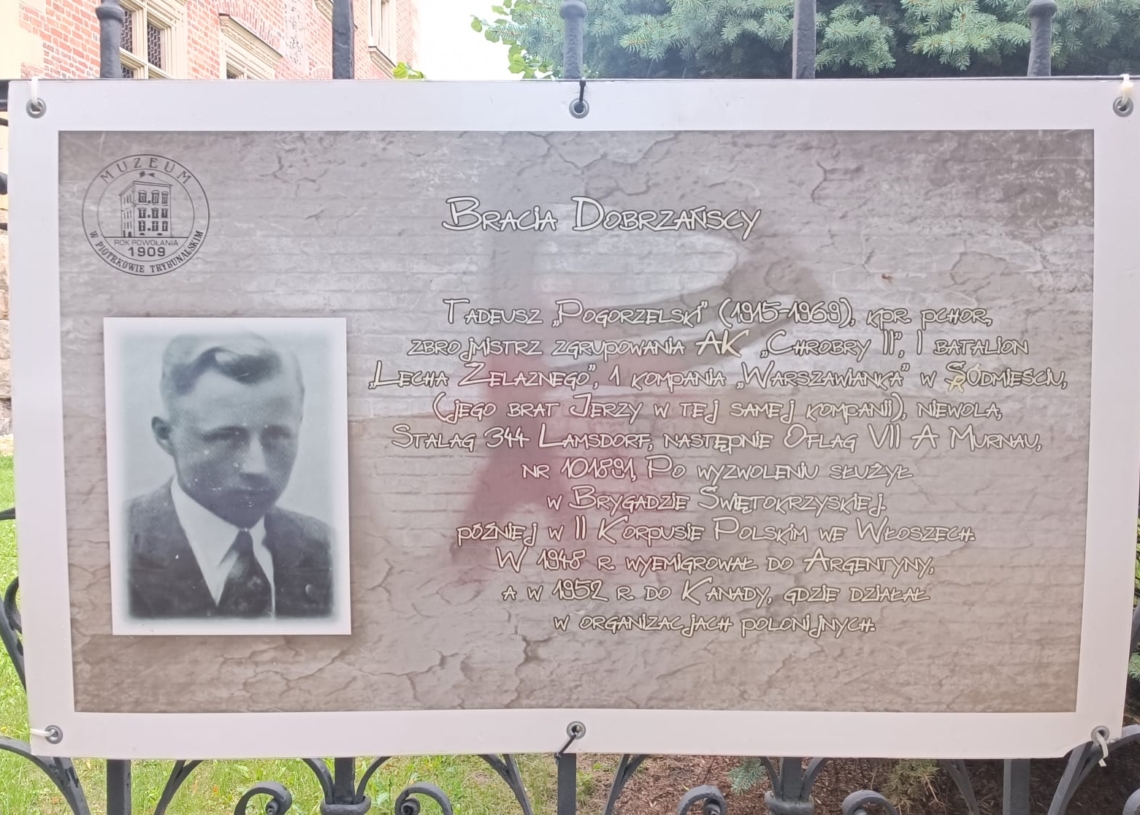 Plenerowa ekspozycja na parkanie piotrkowskiego muzeum. Pamięć o Powstaniu Warszawskim