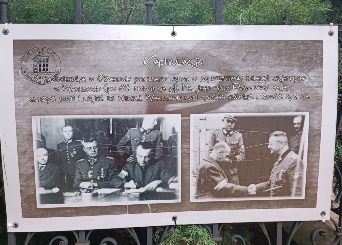 Plenerowa ekspozycja na parkanie piotrkowskiego muzeum. Pamięć o Powstaniu Warszawskim