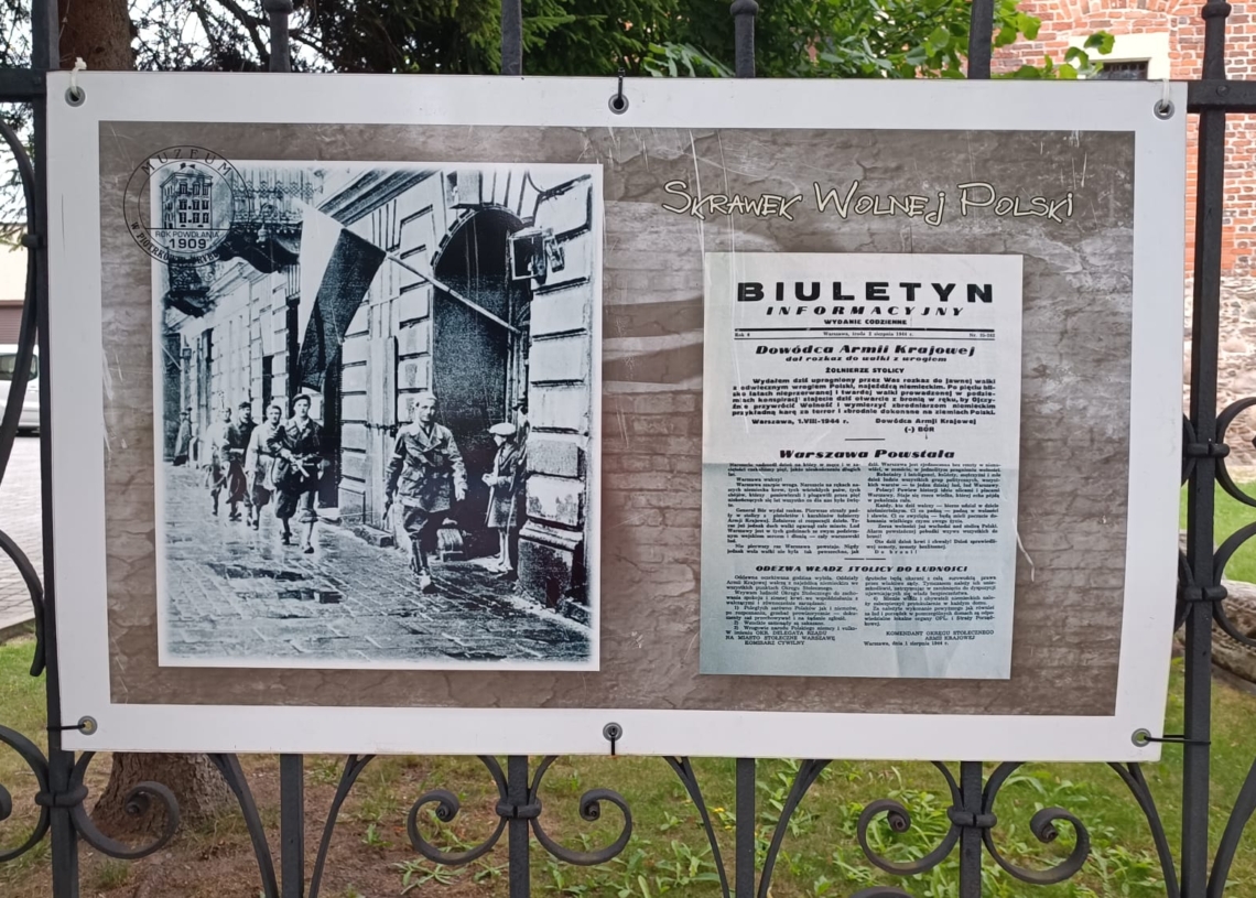Plenerowa ekspozycja na parkanie piotrkowskiego muzeum. Pamięć o Powstaniu Warszawskim